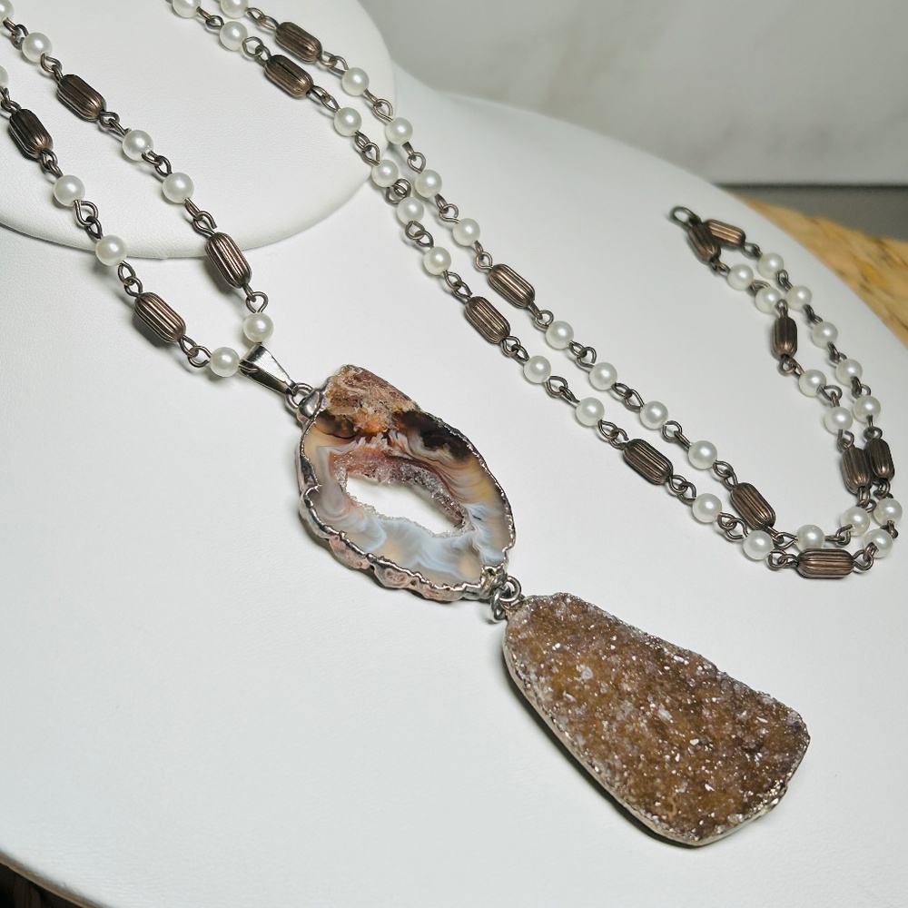 Vintage Quartz Agate Slice, Druzy, Brass Beaded and Faux Pearl Pendant Necklace - Picture 4 of 14